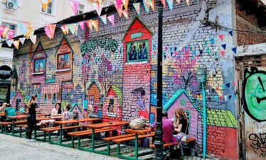 Sofia Sightseeing graffiti.