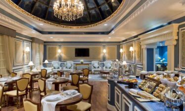 Elegant hotel dining room with luxurious decor and ambient lighting for a refined experience.