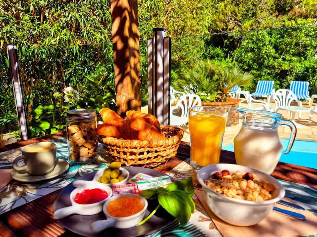 Argeler Sur mer grouptravel breakfast